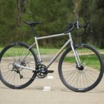 velo-gravel-acier-marin-nicasio-2.jpg
